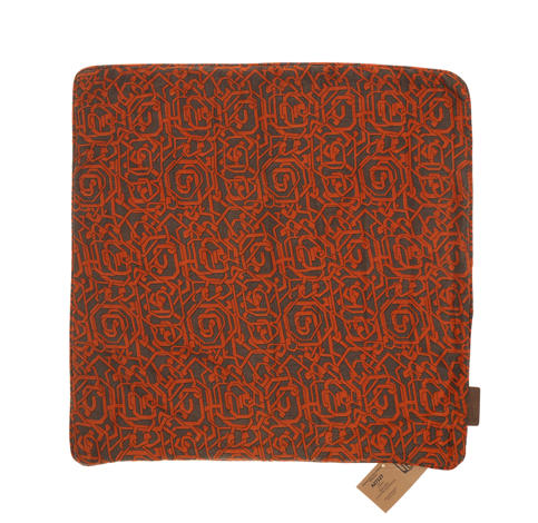 50x50 silke pudebetræk i lys grå og mørkegrå med farverigt orientalsk etnisk mønster i vintage boho stil indisk sari pudebetræk