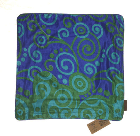 Silke sari pudebetræk 50x50 cm i rustbrun med farverigt geometrisk etnisk mønster i rød og mørkebrun, orientalsk boho vintage stil.