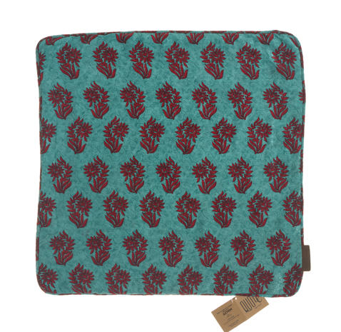 Silke pudebetræk 50x50 cm i varm brun med tæt repetitivt mønster af små prikker og firkanter, boho vintage orientalsk stil