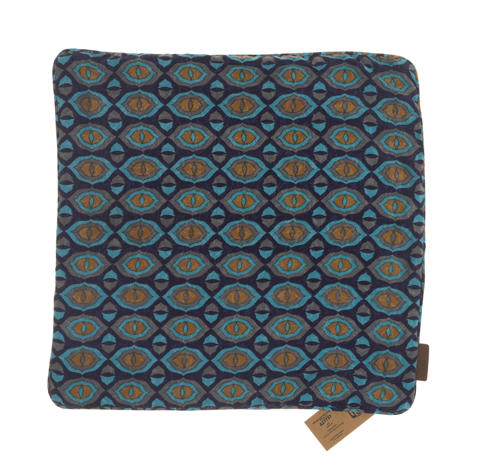 Einzigartiger Seidenkissenbezug 50x50 cm in Türkisblau mit farbenfrohem Muster aus sich wiederholenden roten Blütenrosetten, Boho-Ethno-Oriental-Stil.