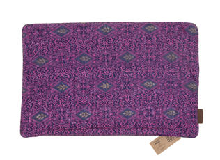 Seidenkissenbezug 60x40 cm in Lila und Magenta mit dichtem orientalischem Rautenmuster und feinen Details, der als Boho-Sari-Kissen passt.