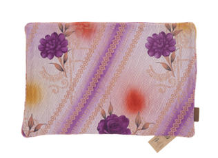 Silke pudebetræk 60x40 cm i sart rosa og beige med lilla suzani-lignende blomster og etnisk stribemønster til boho orientalsk sari pude
