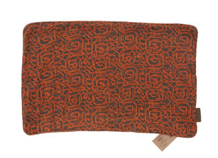 Unika 60x40 cm Silke pudebetræk i varm orange med sorte suzani-inspirerede slyngemønstre som sari pude til boho og etnisk vintage