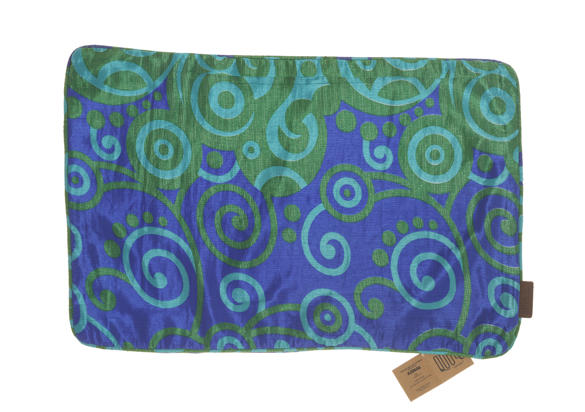 Unikt sari pudebetræk 60x40 cm i Silke pudebetræk med turkis og mørkeblå spiralmønster og cirkler i orientalsk boho vintage stil
