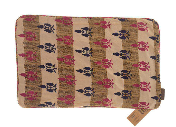 Seidenkissenbezug 60x40 cm in Beige mit sich wiederholenden Fischmotiven in Dunkelblau und Fuchsia für Sari-Kissen im Boho-Vintage-Oriental-Stil