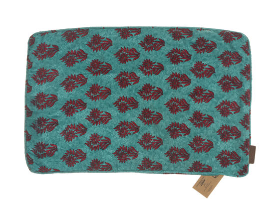 Seidenkissenbezug 60x40 cm in Petrolblau mit sich wiederholenden roten Blumenmotiven und dunklen Konturen im Vintage-Bohemian-Sari-Kissenstil.