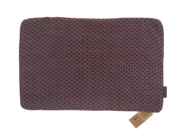 Silke pudebetræk 60x40 cm i aubergine med let struktur og små tætte ornamentprikker i boheme vintage mønster og diskret lukkekant