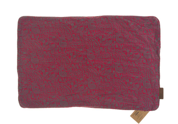 Silke sari pudebetræk 60x40 cm i rød og mørkerød med fint ornamentale slyngmønstre og etnisk boho orientalsk stil