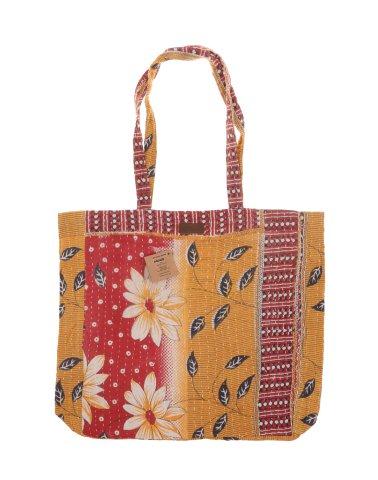 Mønstret tote-taske med sennepsgult og rødt patchwork-design, hvidt blomsterprint, bladmotiver og skulderstropper på en hvid baggrund.