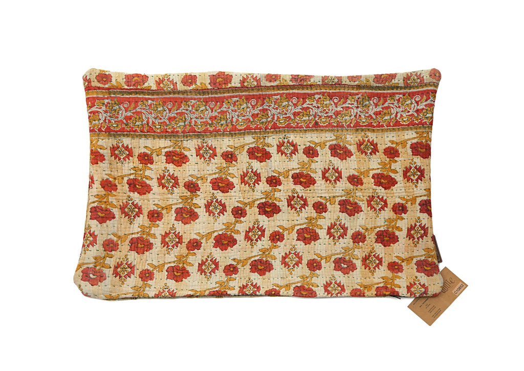 Sari Kantha pudebetrækket har et blomstret mønster i varme røde og orange nuancer på en lys baggrund. Vælg denne pude for et unikt håndlavet design, der tilføjer charme til dit hjem. Størrelse: 60 x 40 cm.