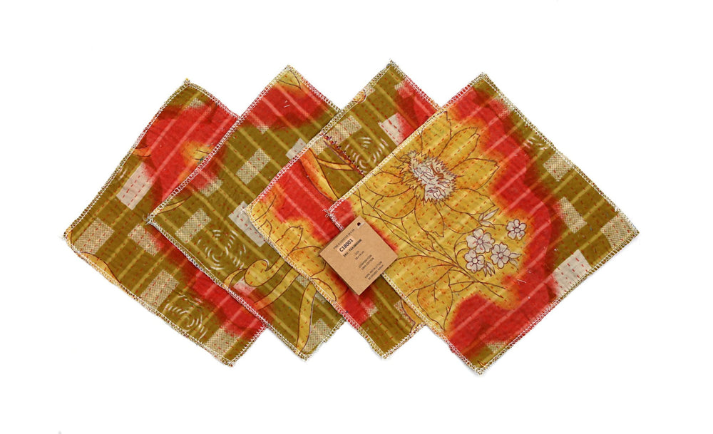 Set mit 4 Untersetzern, 18 x 18 cm, in Rot und Grün mit Patchworkmuster, Blumen- und Blättermotiv sowie beigen Streifen und weißen Ziernähten