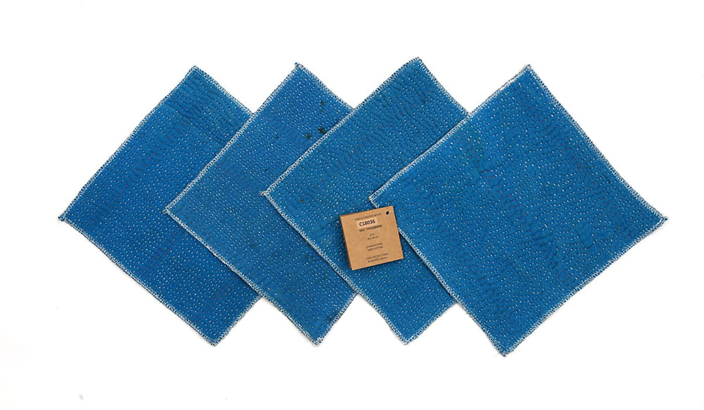 Set mit 4 blauen Untersetzern (18 x 18 cm) aus Stoff mit kleinem Punktmuster und weißen Ziernähten, Hitzeschutz/Verbrühungsschutz für den Tisch