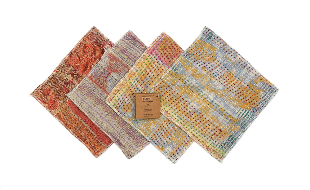 Set mit 4 Untersetzern 18x18 cm in Patchworkfarben (rot, lila, gelb und blau/grau) mit Muster und kantiger Webart