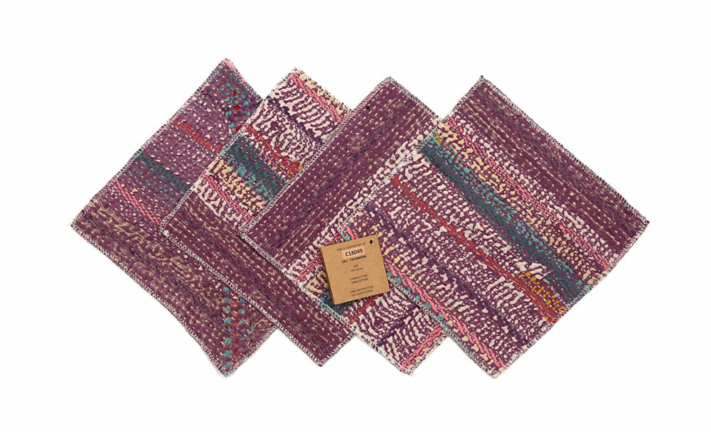 Set mit 4 Untersetzern (18 x 18 cm) in Lila/Dunkelrot mit farbenfrohen Mustern, türkisfarbenen und orangen Details sowie einem weißen Punktmuster und sichtbaren weißen Rändern.