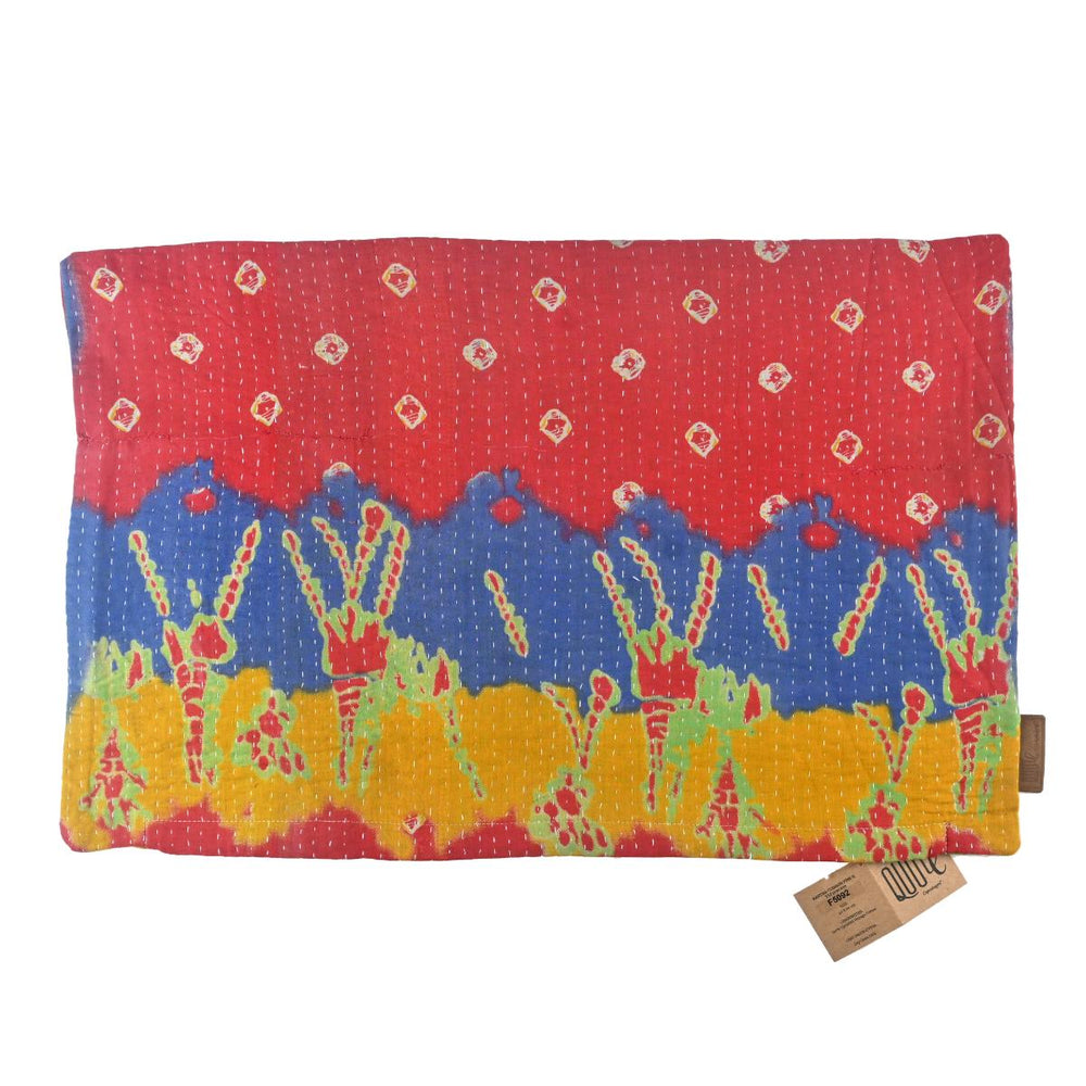 Farbenfroher Sari-Kantha-Kissenbezug mit roten, gelben und blauen Mustern in einem lebendigen und einzigartigen Design. Wählen Sie diesen Kissenbezug wegen seiner dynamischen Ausstrahlung und der kunstvollen Textur. Größe: 60 x 40 cm.
