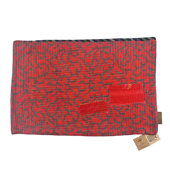 Roter Sari-Kantha-Kissenbezug mit aufwendigen schwarzen Mustern und leuchtenden Ziernähten. Wählen Sie dieses Kissen aufgrund seiner edlen Textur und der einzigartigen Handwerkskunst. Größe: 60 x 40 cm.