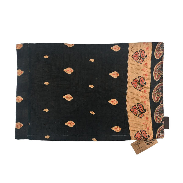 Schwarzer Sari-Kantha-Kissenbezug mit goldenem Paisleymuster und kleinen floralen Verzierungen. Dieser Kissenbezug verleiht Ihrem Zuhause einen einzigartigen und farbenfrohen, handgefertigten Look. Größe: 60 x 40 cm.