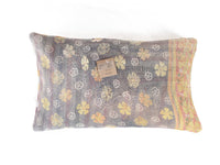 Sari-Kissenbezug 30x50 cm in Lila/Dunkelrosa mit bunten Diagonalstreifen in Senfgelb und Hellblau und Blumenmuster - einzigartiges indisches Vintage-Boho-Sari-Kissen (Upcycling)