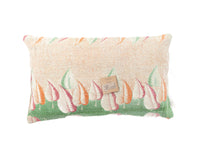 Sari-Kissenbezug 30x50 aus recyceltem indischem Vintage-Textil mit farbenfrohen Mustern in Grün, Orange und Rosa auf hellbeigem Grund – einzigartiges Sari-Kissen/Boho-Kissen für Sofa und Bett