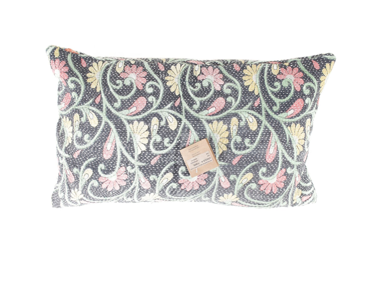 Sari-Kissenbezug 30x50 mit Vintage-Boho-Muster im orientalischen Stil in Dunkelblau/Schwarz, mehrfarbigen Blumen und geschwungenem Paisley-Muster in Rosa, Grün, Gelb und Creme