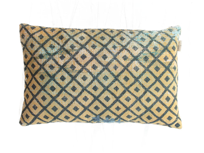 Grüner Sari-Kissenbezug 60x40 im Boho-/Vintage-Stil mit weißen Mustern und ethnischen Karos - einzigartiger indischer Sari-Kissenbezug (Upcycling)