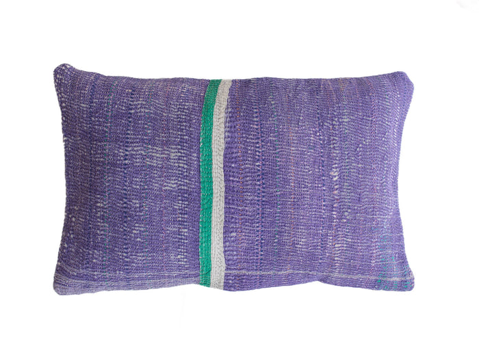Sari-Kissenbezug 60x40 in Rosa, Fuchsia und Koralle mit Patchwork-inspirierten Quadraten, graublauen Blumenornamenten und weißem Grund – einzigartiger indischer und bohemischer Sari-Kissen-Look