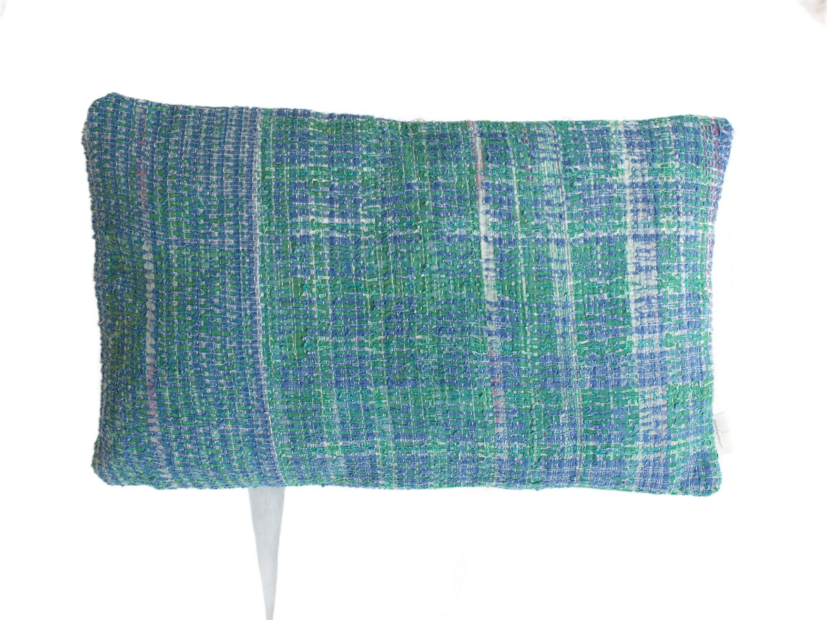 Einzigartiger indischer Sari-Kissenbezug (60 x 40 cm) in hellblauem Türkis mit farbenfrohen floralen und orientalischen Mustern in Curry-/Orange- und Goldtönen – Boho-Sari-Kissenbezug / Vintage-Kissenbezug aus Indien