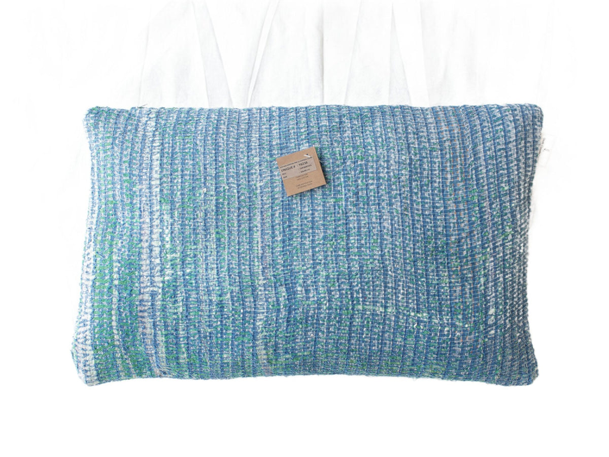Indischer Sari-Kissenbezug 60x40 in Hellblau mit farbenfrohen gelbbraunen Blumenmustern - einzigartiges Sari-Kissen im Bohème-/Boho-Stil für orientalische Vintage-Kissen