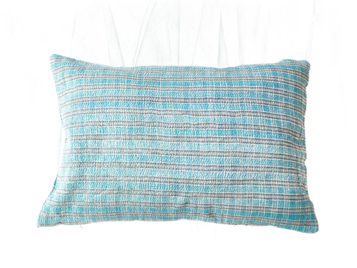 Sari-Kissenbezug 60x40 mit bunten Streifen in Blau-, Rosa- und Dunkeltönen, einzigartiges indisches Vintage-Sari-Kissen im Boho-/Bohemian-Stil, ethnisches Upcycling-Kissen.