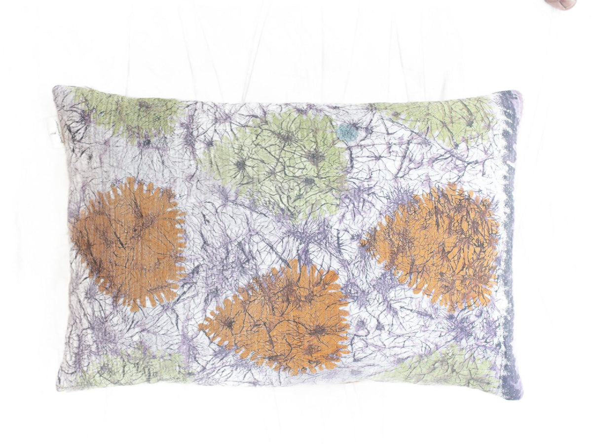 Sari-Kissenbezug 60x40 cm in Weiß mit farbenfrohen Boho-Mustern in Rot-, Grün-, Lila-, Blau- und Orangetönen – einzigartige indische Sari-Kissen für Sofa und Bett
