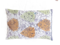 Sari-Kissenbezug 60x40 cm in Weiß mit farbenfrohen Boho-Mustern in Rot-, Grün-, Lila-, Blau- und Orangetönen – einzigartige indische Sari-Kissen für Sofa und Bett
