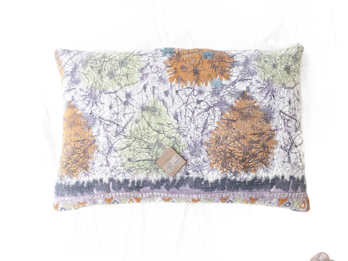 Sari-Kissenbezug 60x40 cm mit weißem Grund und farbenfrohen orientalischen Mustern in Rot, Grün, Blau und Lila – einzigartiges Sari-Kissen im Boho-Stil