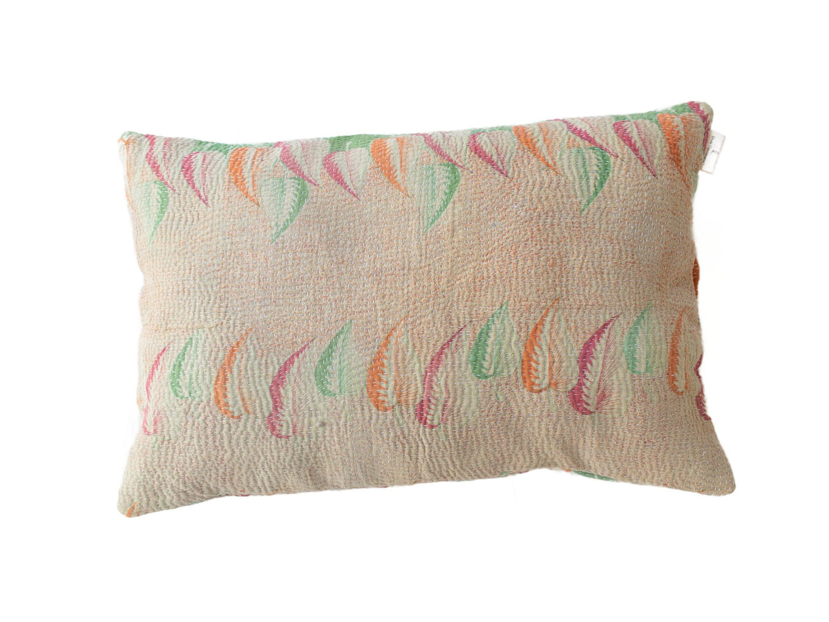 Sari-Kissenbezug 60x40 mit einzigartigem Boho-/Vintage-Blumenmuster in warmem Senfgelb, Beige und Rostorange - indisches ethnisches Sari-Kissen aus farbenfrohem, wiederverwertetem Textil.