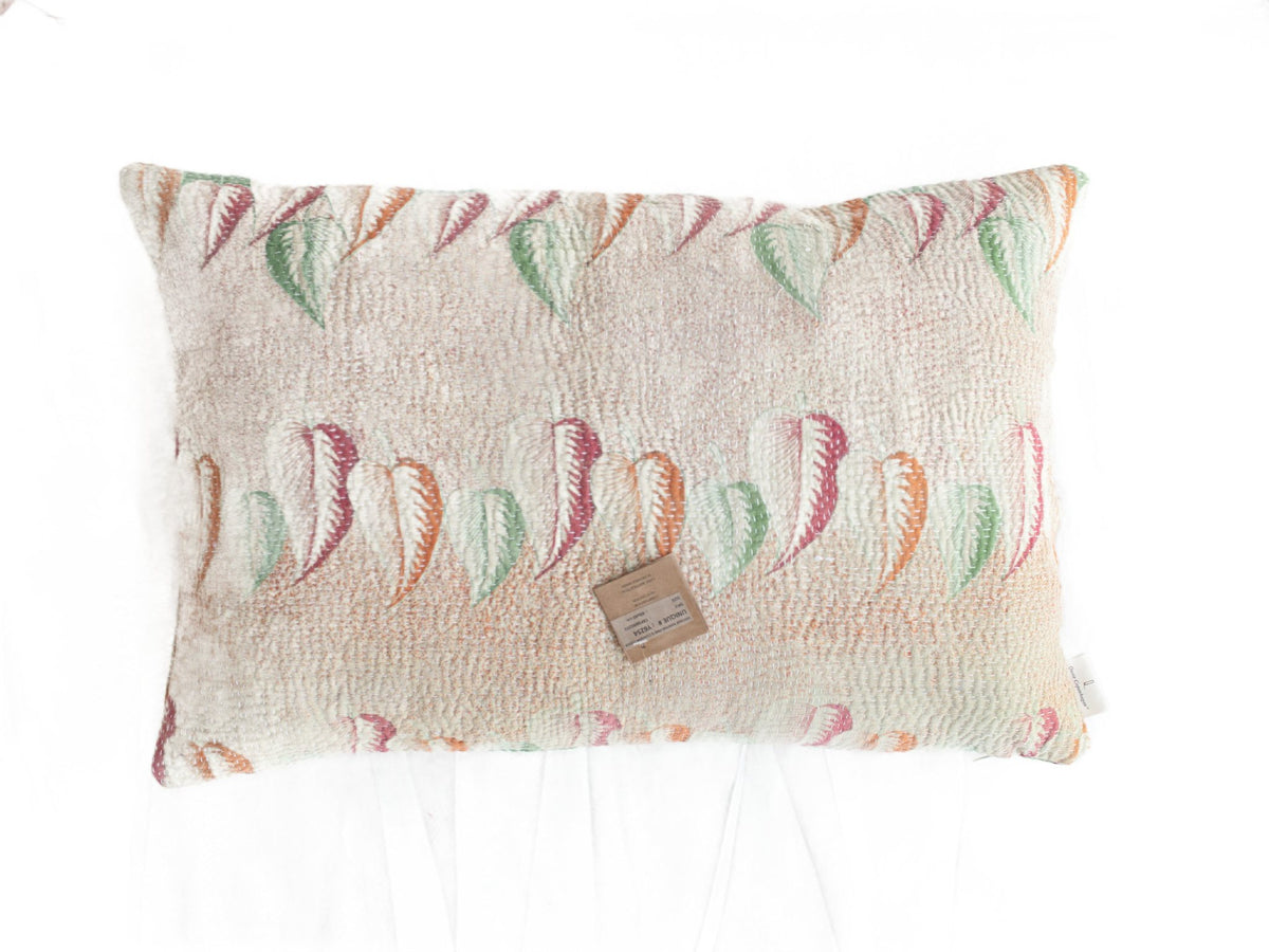 Sari-Kissenbezug 60x40 im Vintage-Boho-Stil mit farbenfrohem Muster in Burgunderrot, Creme und Gelb sowie floralen Motiven und ethnisch inspirierten Verzierungen (einzigartiges Sari-Kissen)