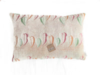 Sari-Kissenbezug 60x40 im Vintage-Boho-Stil mit farbenfrohem Muster in Burgunderrot, Creme und Gelb sowie floralen Motiven und ethnisch inspirierten Verzierungen (einzigartiges Sari-Kissen)