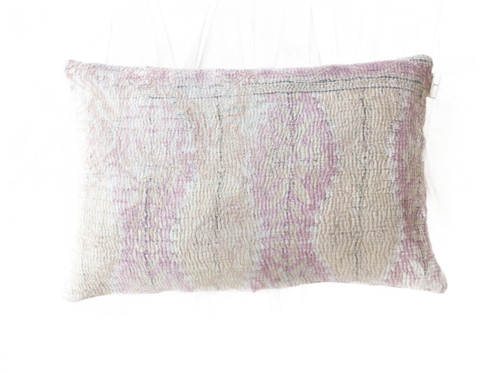 Lila Sari-Kissenbezug 60x40 mit feinem Muster und rotem Streifen in Webstruktur