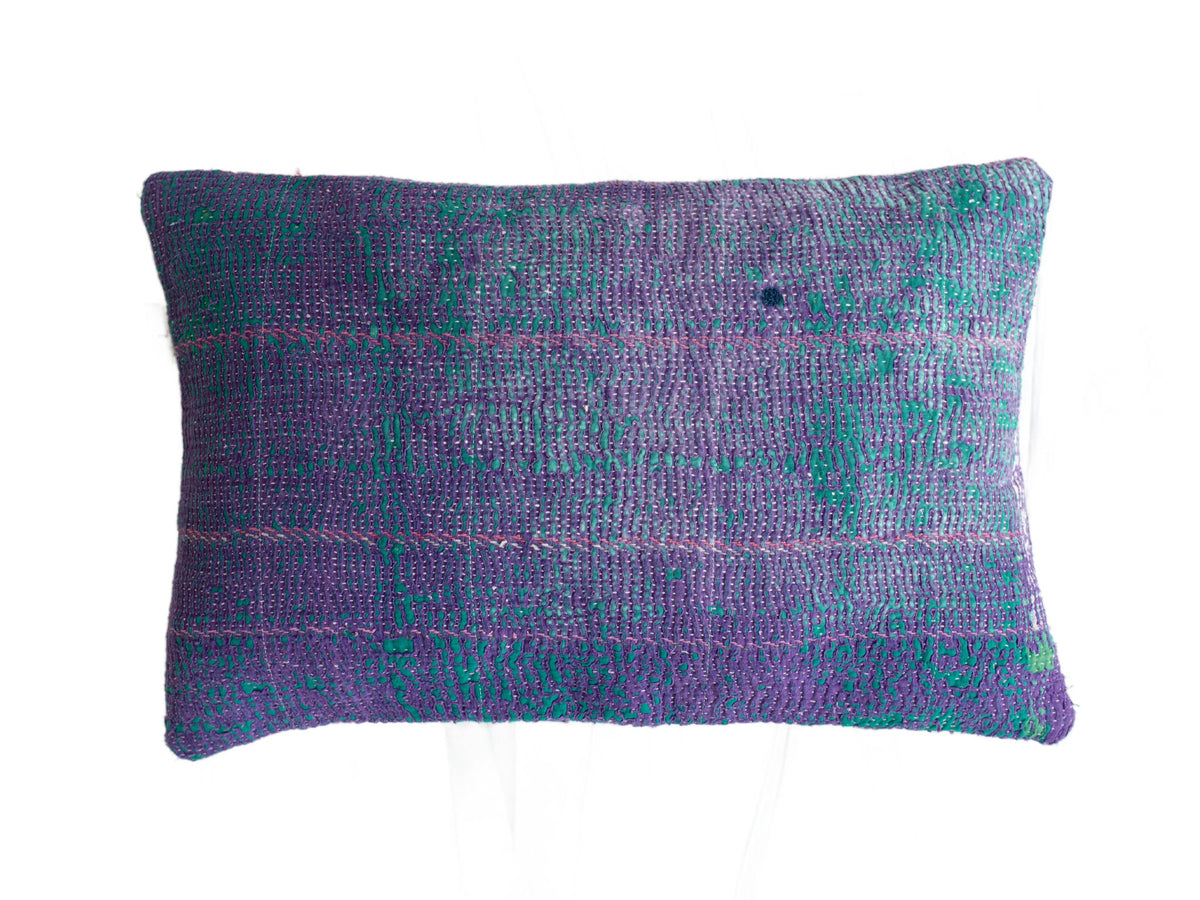 Sari-Kissenbezug 60x40 im Vintage-Boho-Stil mit farbenfrohen Mustern in Marineblau, Gelb und Rosa sowie ethnisch indisch inspirierten Stickereien/Linien auf einem einzigartigen Sari-Kissen-Look