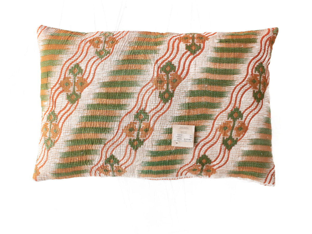 Sari-Kissenbezug 60x40 im Boho-Stil mit Patchworkmuster aus blauen, türkisfarbenen, weißen und grauen Karos und Streifen sowie einem feinen roten Detailmuster - einzigartiges Sari-Kissen / indischer Kissenbezug.