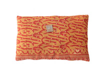 Sari-Kissenbezug 60x40 im Vintage-Boho-Stil mit farbenfrohen Orange-/Pfirsichtönen, kleinen Mustern und grünen/gelben Details (einzigartiges indisches Sari-Kissen)