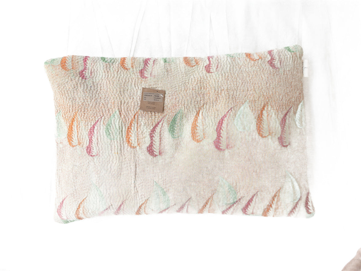 Sari-Kissenbezug 60x40 im Vintage-Boho-Stil mit farbenfrohen roten, grauen und gelben Mustern und Blumen, einzigartiges indisches Kissen (Sari-Kissen)