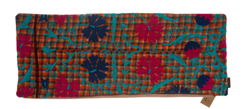 Suzani Kissenbezug 50x50 cm mit orange-kariertem Grundmuster und farbenfrohen Blumen und Ranken in Türkis und Magenta mit orientalischen dunkelblauen Details