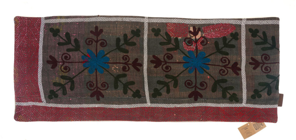 Unika suzani pudebetrÃ¦k 50x50 cm i vintage boho stil med rÃ¸d zigzag kant og mÃ¸rkebrun farverigt mÃ¸nster i blÃ¥ og grÃ¸nne blomster.