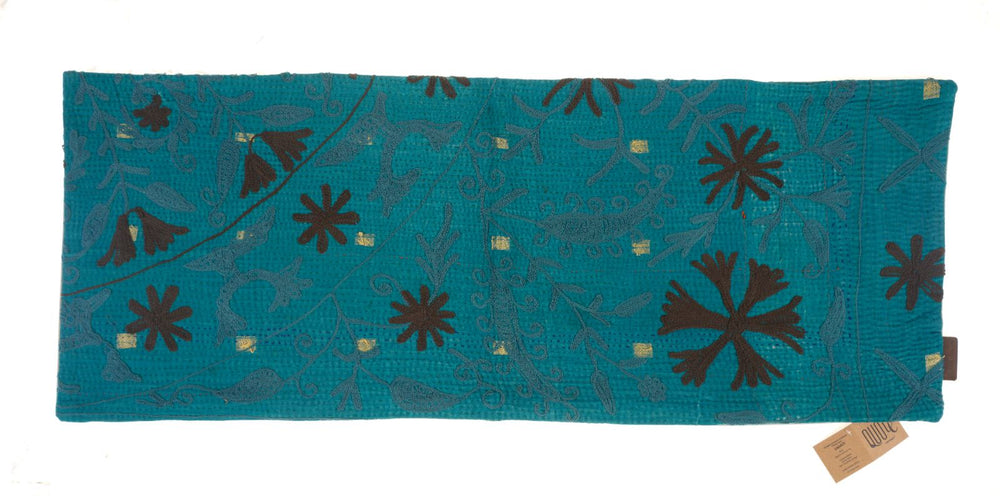 Sari-Kissenbezug „Suzani“, 50 x 50 cm, türkis, mit bohemischen, ethnischen Sari-Mustern aus Blumen und Sternen in Dunkelblau und kleinen goldenen Quadraten im Vintage-Oriental-Stil