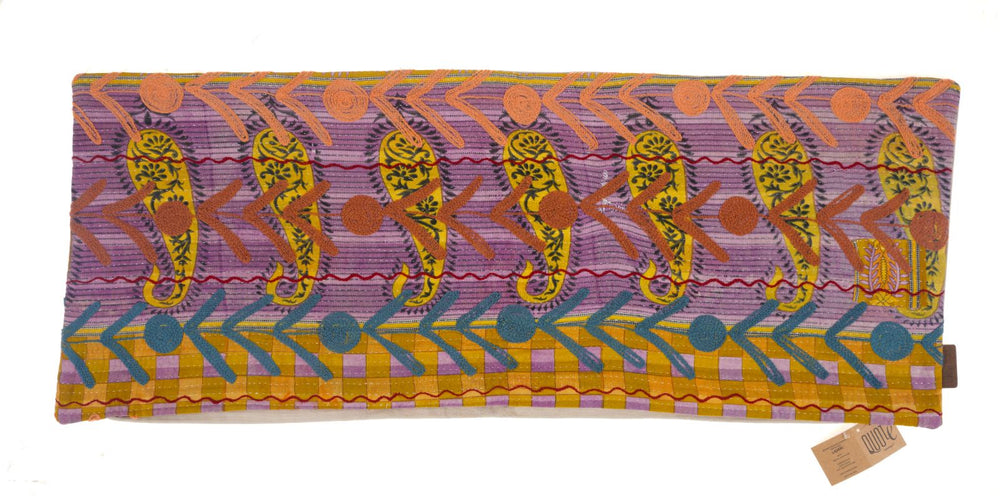 Einzigartiger Suzani-Kissenbezug (50 x 50 cm) in Lila und Gelb mit orangefarbenen Mustern und gestickten orientalischen Motiven im Boho-Vintage-Stil.