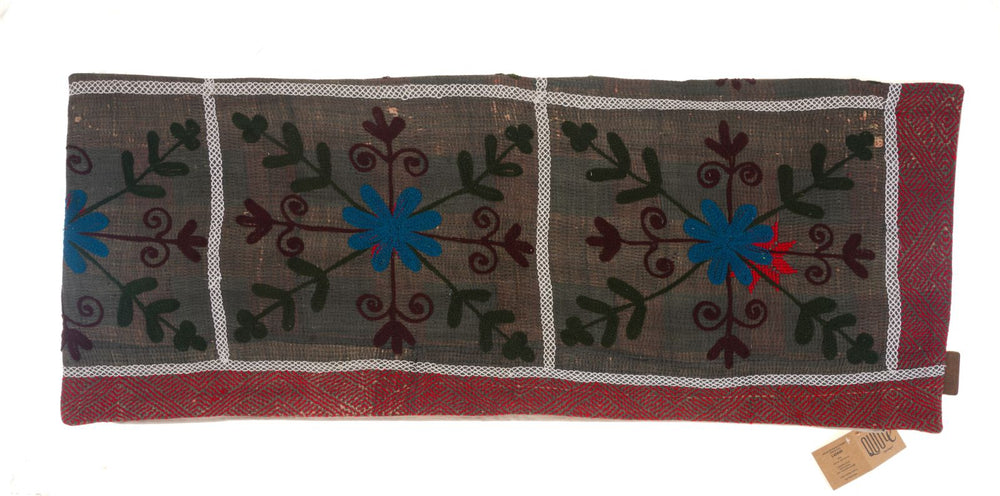 Unikt suzani pudebetrÃ¦k 50x50 cm i vintage boho stil med mÃ¸rkegrÃ¥ baggrund blÃ¥ rÃ¸de og grÃ¸nne blomster samt hvid bort og rÃ¸d chevronkant til sari pude