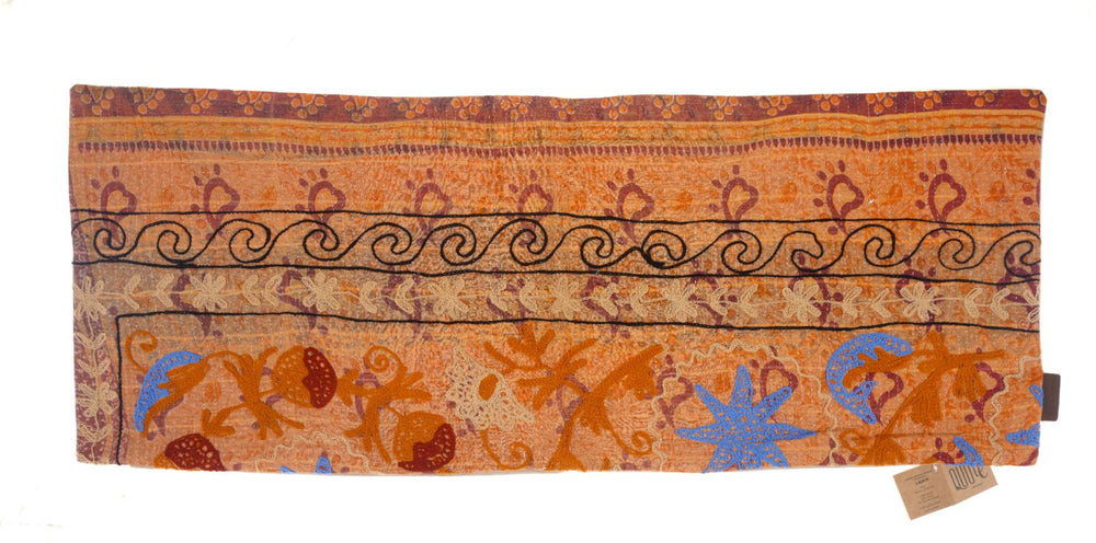 Unikt suzani pudebetrÃ¦k i 50x50 cm med orange og brune bÃ¥nd, lilla slyngmÃ¸nstre og store blÃ¥ blomsterformer orientalsk etnisk boho stil
