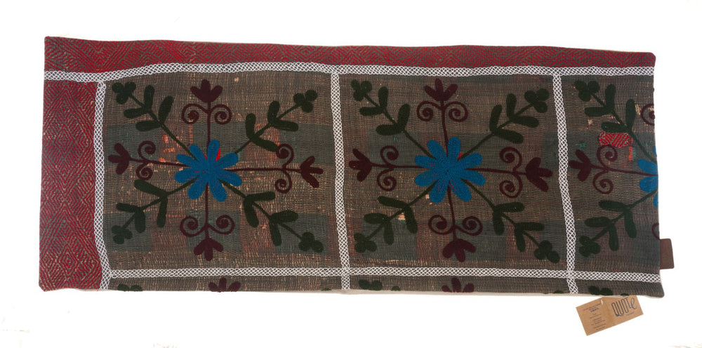 Suzani pudebetrÃ¦k 50x50 cm i vintage boho stil med rÃ¸d chevronkant og brun grÃ¥ baggrund med farverige blomster i blÃ¥ og mÃ¸rkegrÃ¸nne felter og hvide bÃ¥nd