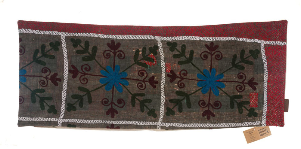 Suzani Kissenbezug 50x50 cm mit farbenfrohem Blumenmuster in Grau, Braun, Rot, Grün und Blau sowie weißem Rand im ethnischen Boho-Vintage-Oriental-Stil