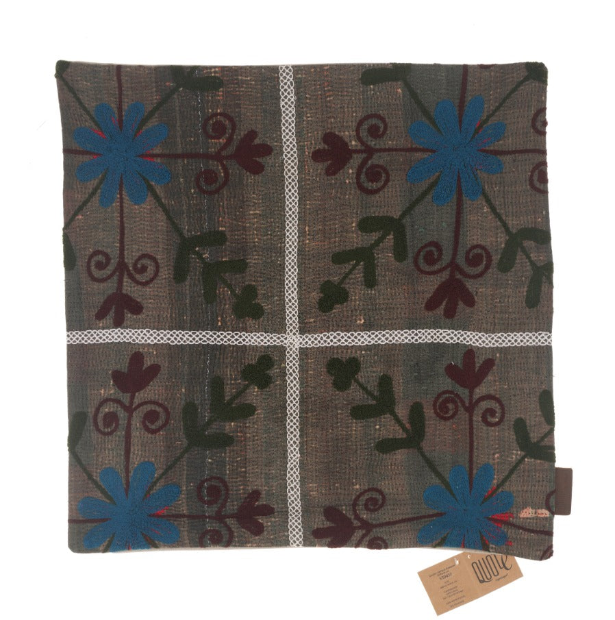 Suzani Kissenbezug 50x50 cm mit Vintage-Boho-orientalischem Ethno-Muster aus braunen und blauen Blumen auf dunklem Stoff mit weißen Zierquadraten