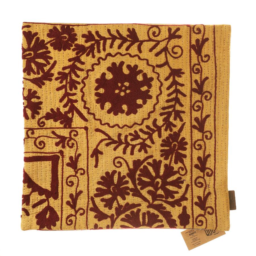 Suzani pudebetrÃ¦k 50x50 cm i sennepsgul med mÃ¸rkebrune blomster og arabesker, farverigt indisk pudebetrÃ¦k i etnisk boho orientalsk stil.